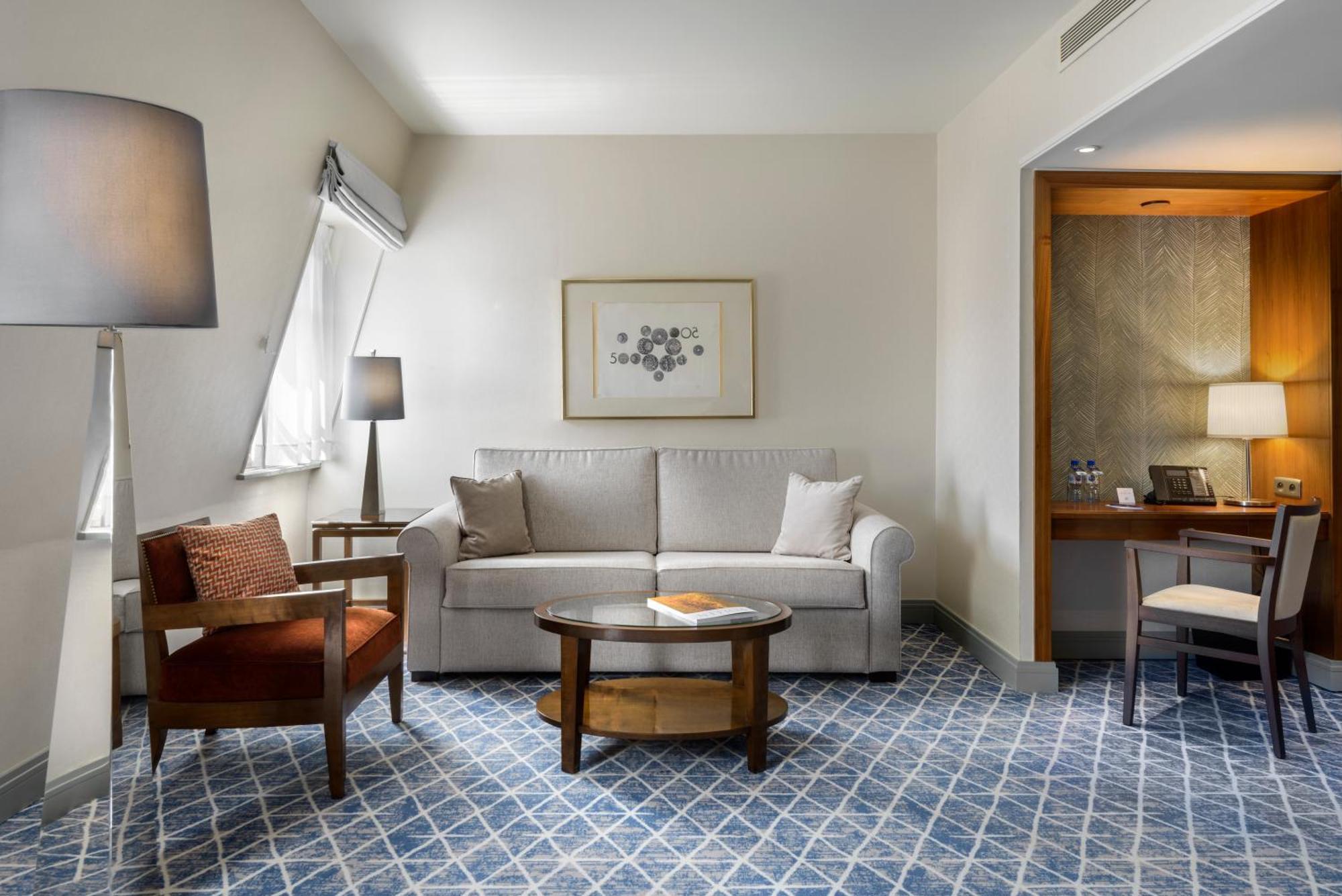 Deluxe Room King,1556381713:JPEG